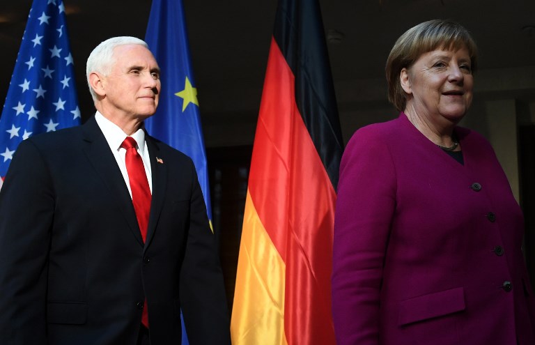 La canciller alemana, Angela Merkel (R) y el vicepresidente de los Estados Unidos, Mike Pence (L), se van después de una llamada fotográfica durante la 55ª Conferencia de Seguridad de Munich (MSC) en Munich, sur de Alemania, el 16 de febrero de 2019. (Christof STACHE / AFP)