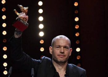 El director israelí, Nadav Lapid, celebra con su oso de oro la mejor película para 'Sinónimos' durante la ceremonia de entrega de premios del 69º festival de cine de la Berlinale el 16 de febrero de 2019 en Berlín. (John MACDOUGALL / AFP)