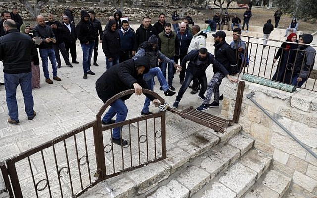 Los manifestantes palestinos rompen las puertas cerradas en el complejo de la mezquita de Al Aqsa en el Monte del Templo en la Ciudad Vieja de Jerusalén el 18 de febrero de 2019. (Ahmad Gharabli / AFP)