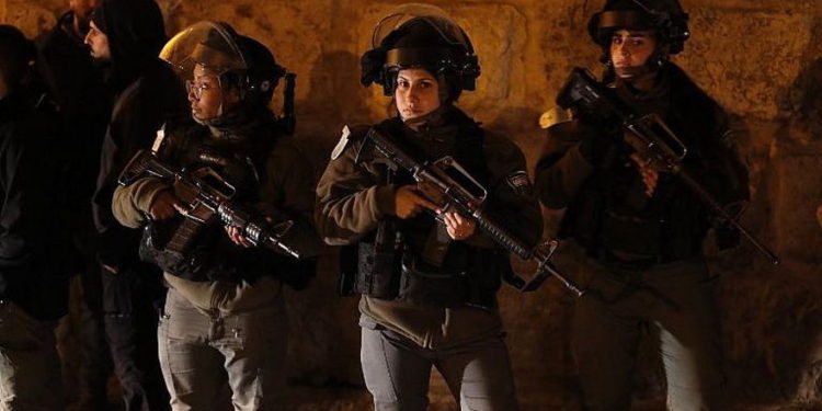 La policía de la frontera patrulla cerca de una entrada al complejo del Monte del Templo en la Ciudad Vieja de Jerusalem, el 19 de febrero de 2019. (Ahmad Gharabli / AFP)