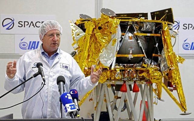 El director de la división espacial de Industrias Aeroespaciales de Israel, Opher Doron, se para frente a la nave espacial Beresheet durante una presentación de la organización sin fines de lucro SpaceIL y el IAI estatal israelí, en Yehud, el 17 de diciembre de 2018. (Jack Guez / AFP)