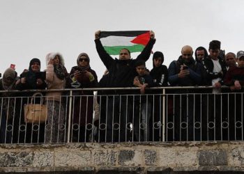 Los fieles palestinos se reúnen antes del viernes a mediodía, en las instalaciones del Golden Gate en el Monte del Templo en la Ciudad Vieja de Jerusalén, el 22 de febrero de 2019. (Ahmad Gharabli / AFP)