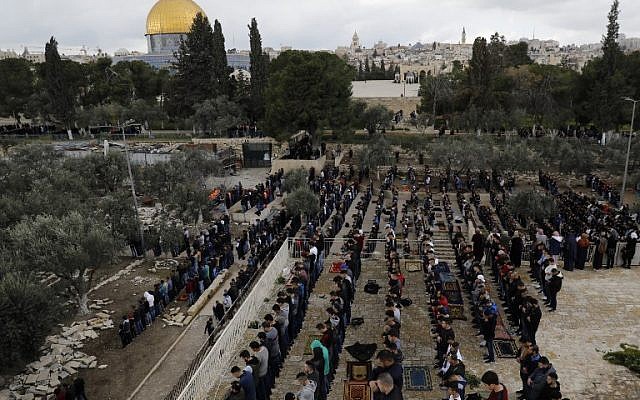 Musulmanes se reúnen antes de las oraciones del mediodía del viernes en el recinto de la Puerta de la Misericordia en el Monte del Templo en la Ciudad Vieja de Jerusalén. El 22 de febrero de 2019 (Ahmad Gharabli / AFP)