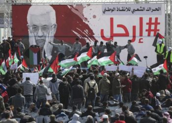 Los manifestantes palestinos asisten a una protesta que exige al presidente palestino Mahmoud Abbas que renuncie, Ciudad de Gaza, 24 de febrero de 2019. (MAHMUD HAMS / AFP)