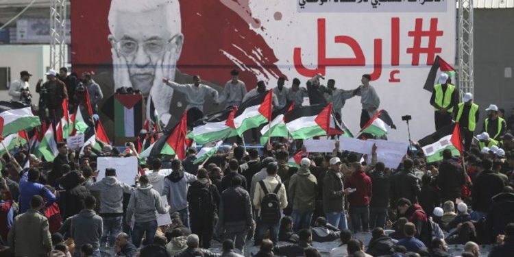 Los manifestantes palestinos asisten a una protesta que exige al presidente palestino Mahmoud Abbas que renuncie, Ciudad de Gaza, 24 de febrero de 2019. (MAHMUD HAMS / AFP)