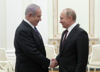 El presidente ruso Vladimir Putin (R) le da la mano al primer ministro Benjamin Netanyahu durante una reunión en el Kremlin en Moscú el 27 de febrero de 2019. (MAXIM SHEMETOV / POOL / AFP)