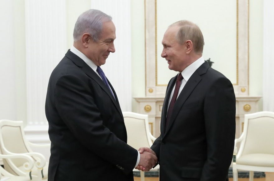 El presidente ruso Vladimir Putin (R) le da la mano al primer ministro Benjamin Netanyahu durante una reunión en el Kremlin en Moscú el 27 de febrero de 2019. (MAXIM SHEMETOV / POOL / AFP)