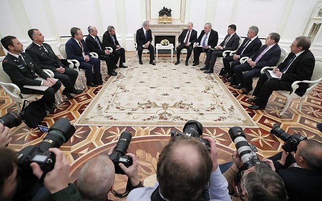 El presidente ruso Vladimir Putin, el primer ministro israelí Benjamin Netanyahu y miembros de las delegaciones asisten a una reunión en el Kremlin en Moscú el 27 de febrero de 2019. (MAXIM SHEMETOV / POOL / AFP)