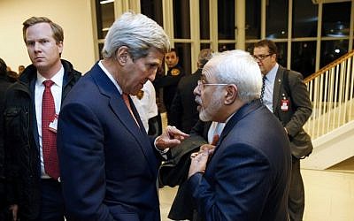 El secretario de Estado de Estados Unidos, John Kerry (izquierda), habla con el ministro de Relaciones Exteriores de Irán, Mohammad Javad Zarif, luego de que el organismo de control atómico de la ONU verifique que Irán cumplió todas las condiciones del acuerdo nuclear de julio de 2015, en Viena, Austria, el 16 de enero de 2016. (AFP / Kevin Lamarque / Pool)