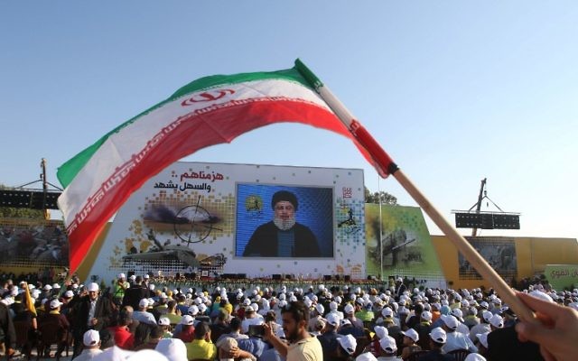 Los partidarios de Hezbolá ven un video de un discurso pronunciado por el jefe del grupo, Hassan Nasrallah, para conmemorar el 11 ° aniversario del fin de la guerra de 2006 con Israel, en la aldea de Khiam en el sur del Líbano, 13 de agosto de 2017. (AFP / Mahmoud Zayyat)