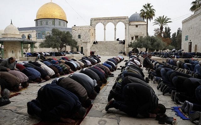 Los fieles musulmanes realizan la oración del viernes al mediodía cerca del santuario de la Cúpula de la Roca en el recinto de la mezquita al-Aqsa de la Ciudad Vieja de Jerusalén en el Monte del Templo, 22 de diciembre de 2017. (Foto de AFP / Ahmad Gharabli)