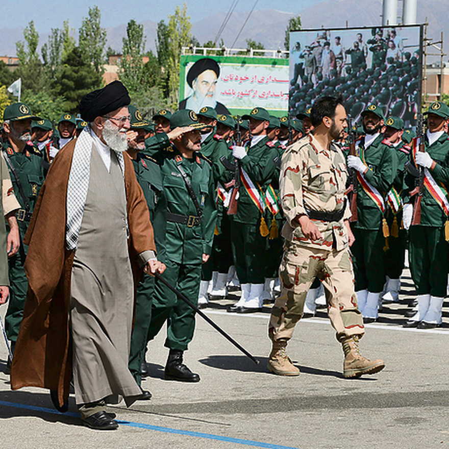 Líder supremo iraní Khamenei en un desfile militar