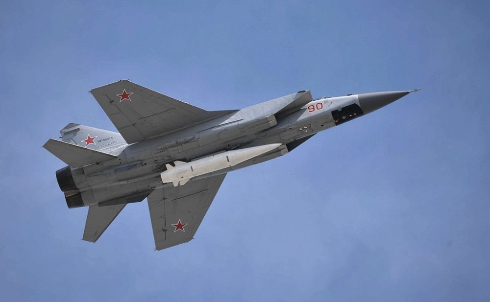 El ALBM Kinzhal Kh-47M2 está siendo llevado por un interceptor Mikoyan MiG-31K. (WikiMedia Commons)