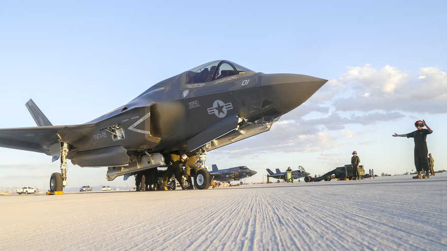 Infantes de Marina de los Estados Unidos con el Escuadrón de Ataque de Infantes de Marina 121, tercer ala de aeronaves marinas, conducen la primera carga caliente en el F-35B Lightning II en apoyo al Curso de Instructor de Armas y Tácticas 1-17 en la Estación Aérea del Cuerpo de Marines de Yuma, Arizona Foto)