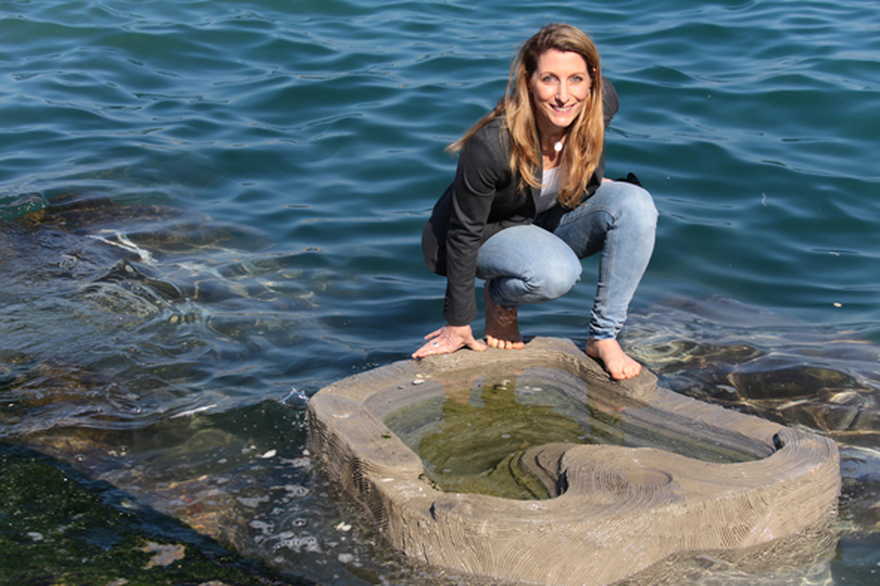 La CEO de ECOncrete, Shimrit Perkol-Finkel, en una de las pozas de marea de Jaffa. De archivo: ECOncrete