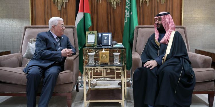 El presidente de la Autoridad Palestina, Mahmoud Abbas, y el príncipe heredero de la corona de Arabia Saudita, Mohammed bin Salman, se reunieron en Riad el 12 de febrero de 2019. (Crédito: Wafa)