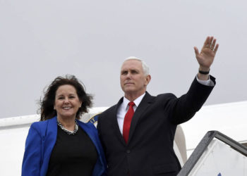 El vicepresidente de los Estados Unidos, Mike Pence, saliendo del Aeropuerto Ben Gurion de Israel, el 23 de enero de 2018 .. (crédito de foto: MATTY STERN, EMBASSY TEL AVIV DE EE. UU.)