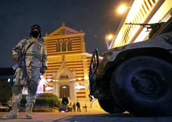 Los soldados del ejército egipcio montan guardia durante una misa de Nochevieja en la Iglesia Católica Romana de San José en El Cairo, Egipto, 31 de diciembre de 2017 .. (Crédito de la foto: REUTERS / MOHAMED ABD EL GHANY)