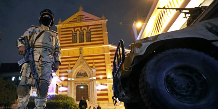 Los soldados del ejército egipcio montan guardia durante una misa de Nochevieja en la Iglesia Católica Romana de San José en El Cairo, Egipto, 31 de diciembre de 2017 .. (Crédito de la foto: REUTERS / MOHAMED ABD EL GHANY)