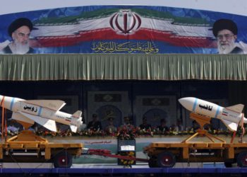 Un vehículo militar que transportaba la bomba inteligente Zoobin (L) iraní y el misil Sagheb debajo de las imágenes del Líder Supremo de Irán, el Ayatollah Ali Khamenei (R), y el Líder Tardío, el Ayatollah Ruhollah Jomeini, durante un desfile para conmemorar el aniversario de la guerra Irán-Irak (1980-88). , en Teherán, 22 de septiembre de 2011 .. (crédito de foto: REUTERS / STRINGER)