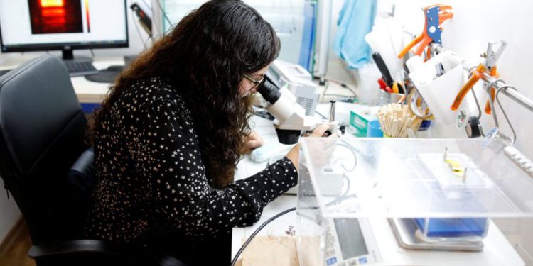Un empleado de la compañía israelí ParaSonic, trabaja en su laboratorio en Tel Aviv, Israel, el 22 de octubre de 2018. Fotografía tomada el 22 de octubre de 2018. (Crédito de la foto: REUTERS / AMIR COHEN)