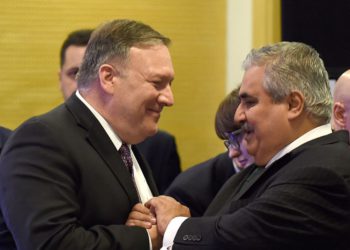 El secretario de Estado de Estados Unidos, Mike Pompeo (L), saluda al ministro de Relaciones Exteriores de Bahrein, Khalid bin Ahmed al-Khalifah, antes de un almuerzo de trabajo en la conferencia sobre paz y seguridad en el Medio Oriente en Varsovia, el 14 de febrero de 2019. (Crédito de la foto: JANEK SKARZYNSKI / AFP)