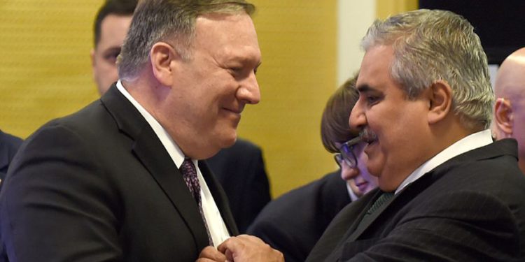 El secretario de Estado de Estados Unidos, Mike Pompeo (L), saluda al ministro de Relaciones Exteriores de Bahrein, Khalid bin Ahmed al-Khalifah, antes de un almuerzo de trabajo en la conferencia sobre paz y seguridad en el Medio Oriente en Varsovia, el 14 de febrero de 2019. (Crédito de la foto: JANEK SKARZYNSKI / AFP)