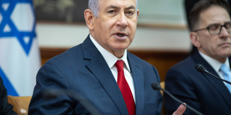 El primer ministro Benjamin Netanyahu habla en una reunión de gabinete, el 17 de febrero de 2019. (Crédito de la foto: EMIL SALMAN / POOL)