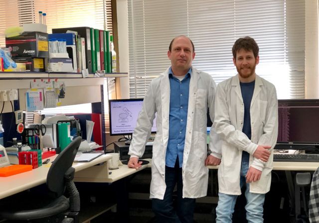 El Prof. Noam Shomron (L) con el estudiante graduado de TAU Tom Rabinowitz. (Crédito de la foto: UNIVERSIDAD TEL AVIV)