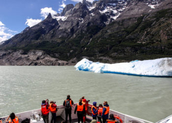 Una foto de 2017 de turistas en el Parque Nacional Torres del Paine en Chile. (Crédito de la foto: REUTERS)