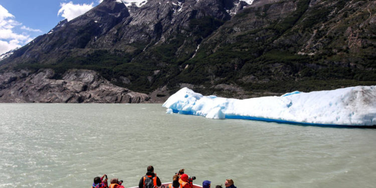 Una foto de 2017 de turistas en el Parque Nacional Torres del Paine en Chile. (Crédito de la foto: REUTERS)