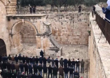 Una vigilia de oración en el área del patio de Golden Gate en el Monte del Templo mientras la policía observa, el 21 de febrero de 2019. Una orden judicial cerró el área después de que el Waqf fue causa de construcciones y excavaciones no autorizadas. (Crédito de la foto: captura de pantalla)