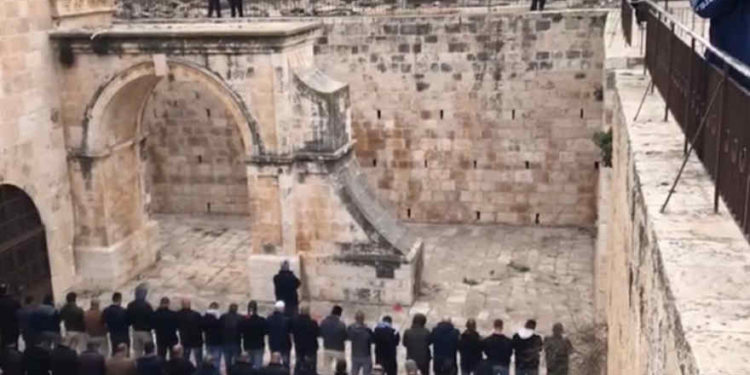 Una vigilia de oración en el área del patio de Golden Gate en el Monte del Templo mientras la policía observa, el 21 de febrero de 2019. Una orden judicial cerró el área después de que el Waqf fue causa de construcciones y excavaciones no autorizadas. (Crédito de la foto: captura de pantalla)