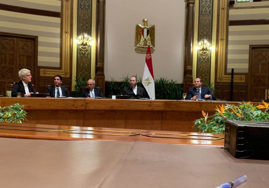 REUNIÓN DEL CAIRO: Ezra Frieldander (centro) le da la mano al presidente egipcio Abdel Fattah el-Sisi (derecha) después de invitarlo a una ceremonia en Washington este otoño, donde la Medalla de Oro del Congreso de EE. UU. Se otorgará póstumamente al asesinado presidente egipcio Anwar Sadat.