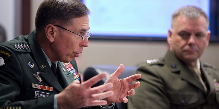 El general retirado David Petraeus, a la izquierda, hace un gesto mientras conversa con el presidente Barack Obama y el equipo de seguridad nacional en Afganistán y Pakistán, durante una reunión en la Sala de Situación de la Casa Blanca, 6 de mayo de 2010. Crédito: foto oficial de la Casa Blanca por Pete Souza.