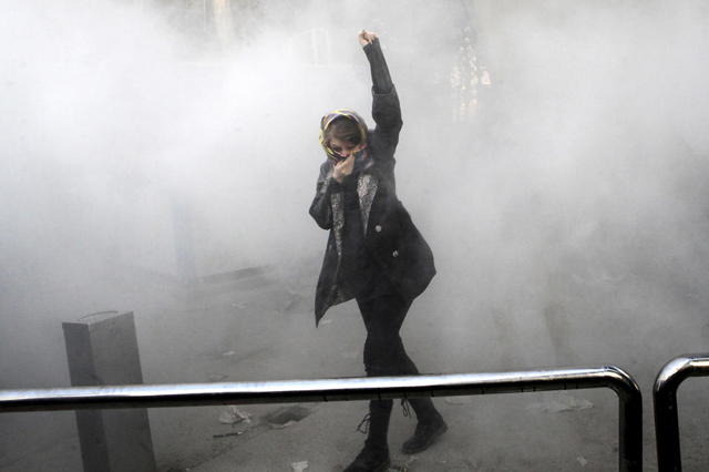  Un manifestante contra el régimen en las calles de Teherán (Foto: AP)