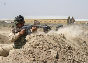 Un soldado estadounidense guarda un convoy con el enviado anti-ISIS Brett McGurk en él el año pasado. (Crédito de la foto: REUTERS)