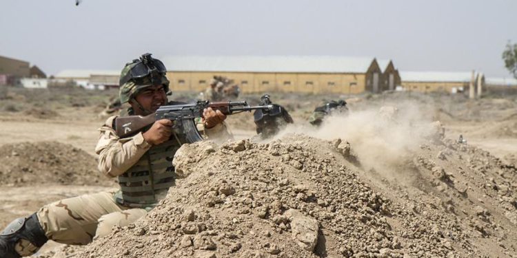 Un soldado estadounidense guarda un convoy con el enviado anti-ISIS Brett McGurk en él el año pasado. (Crédito de la foto: REUTERS)