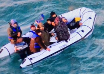 Un barco de migrantes cruzando el Canal de la Mancha (Foto: AFP)