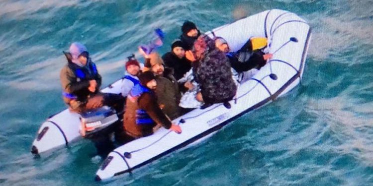 Un barco de migrantes cruzando el Canal de la Mancha (Foto: AFP)