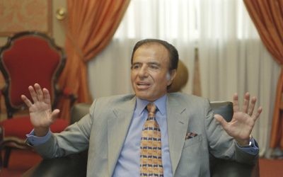 El ex presidente argentino, Carlos Menem, habla con reporteros en Buenos Aires, Argentina, el 28 de octubre de 1997. (AP / Daniel Muzio)