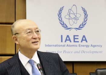 La Directora General de la Agencia Internacional de Energía Atómica, OIEA, Yukiya Amano de Japón, espera el inicio de la reunión de la junta de gobernadores del OIEA en el Centro Internacional de Viena, Austria, el 22 de noviembre de 2018. (Foto AP / Ronald Zak)