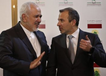 El ministro de Relaciones Exteriores libanés, Gebran Bassil, habla con su homólogo iraní Mohammad Javad Zarif, en Beirut, Líbano, el 11 de febrero de 2019. (Foto AP / Hussein Malla)