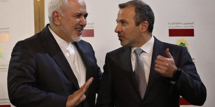 El ministro de Relaciones Exteriores libanés, Gebran Bassil, habla con su homólogo iraní Mohammad Javad Zarif, en Beirut, Líbano, el 11 de febrero de 2019. (Foto AP / Hussein Malla)