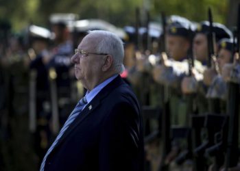 El presidente Reuven Rivlin revisa una guardia militar de honor durante una ceremonia de bienvenida antes de una reunión con el presidente de Chipre, Nicos Anastasiades, en el palacio presidencial de Nicosia, Chipre, el 12 de febrero de 2019. (Foto AP / Petros Karadjias)