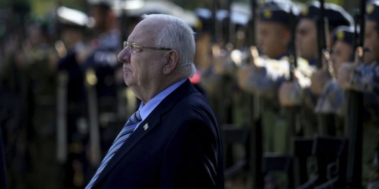 El presidente Reuven Rivlin revisa una guardia militar de honor durante una ceremonia de bienvenida antes de una reunión con el presidente de Chipre, Nicos Anastasiades, en el palacio presidencial de Nicosia, Chipre, el 12 de febrero de 2019. (Foto AP / Petros Karadjias)