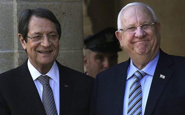 El presidente de Chipre Nicos Anastasiades, a la izquierda, y el presidente Reuven Rivlin en el palacio presidencial en Nicosia, Chipre, el 12 de febrero de 2019. (Foto de AP / Petros Karadjias)