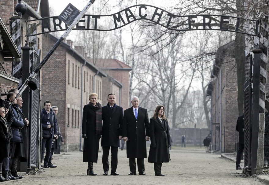 El vicepresidente de los EE. UU., Mike Pence, y su esposa Karen Pence, a la derecha, apoyan al presidente de Polonia, Andrzej Duda, y a su esposa, Agata Kornhauser-Duda, a la izquierda, bajo la puerta durante su visita al campo de concentración nazi Auschwitz-Birkenau en Oswiecim, Polonia, el viernes 15 de febrero de 2019. (Foto AP / Michael Sohn)