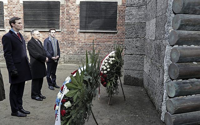 El asesor principal de la Casa Blanca, Jared Kushner, segundo desde la izquierda, se encuentra frente a las coronas de flores en un muro de la muerte durante una visita al campo de concentración nazi de Auschwitz-Birkenau en Oswiecim, Polonia, el viernes 15 de febrero de 2019. (Foto de AP / Michael Sohn )