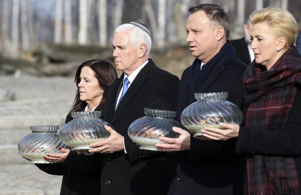 El vicepresidente de los Estados Unidos, Mike Pence, y su esposa Karen Pence, a la izquierda, caminan con el presidente de Polonia, Andrzej Duda, y su esposa, Agata Kornhauser-Duda, a la derecha, con luces en sus manos durante su visita al campo de concentración nazi Auschwitz-Birkenau en Oswiecim, Polonia. Viernes, 15 de febrero de 2019. (Foto AP / Michael Sohn)